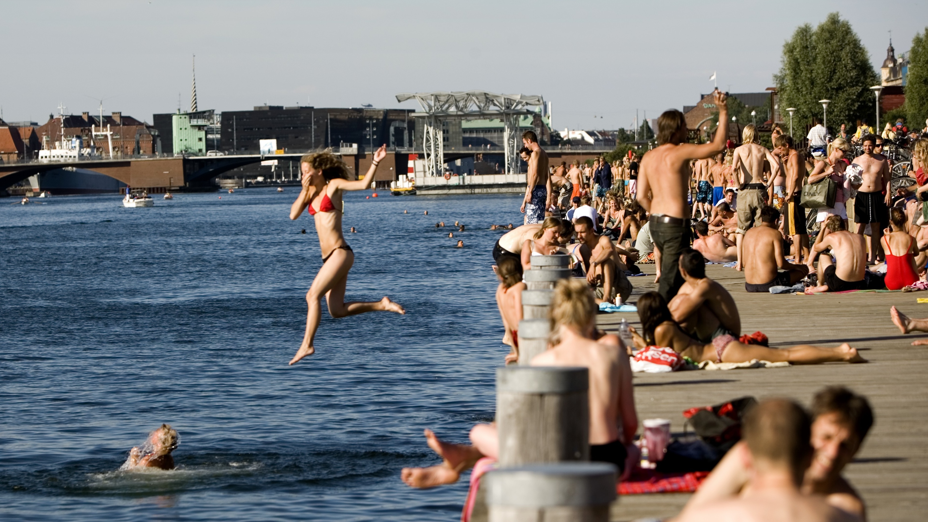 Sommerstid er bading ved Islands Brygge en særlig fin aktivitet. Anbfales bokstavelig talt på det varmeste.