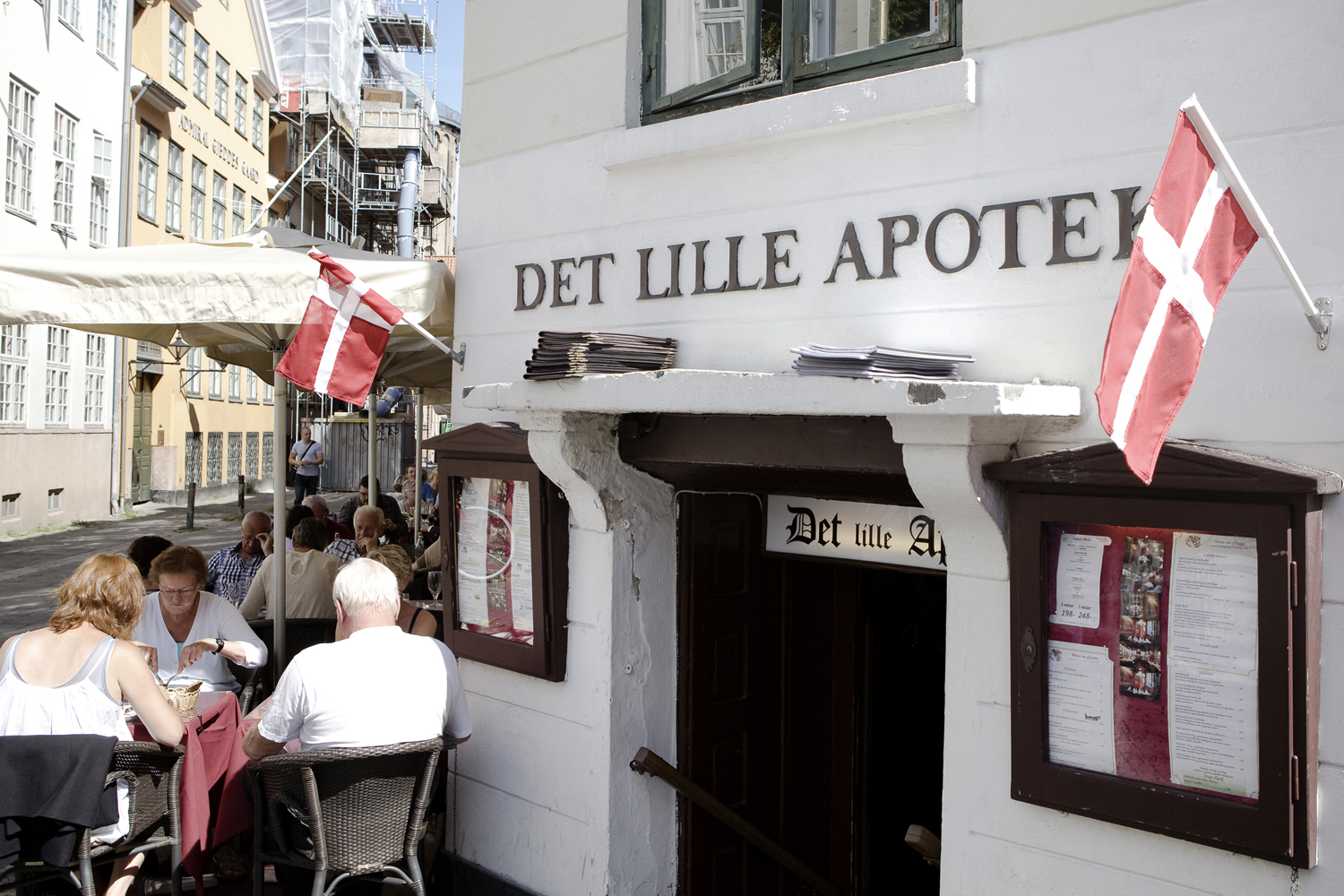 Overalt i København finnes vi små sjarmerende kroer. Svært mange nordmenn har Det lille Apotek som sin favoritt. DFDS Seaways har selvfølgelig en god avtale med det populære stedet. Ta kontakt med kundeservice for å høre mer.