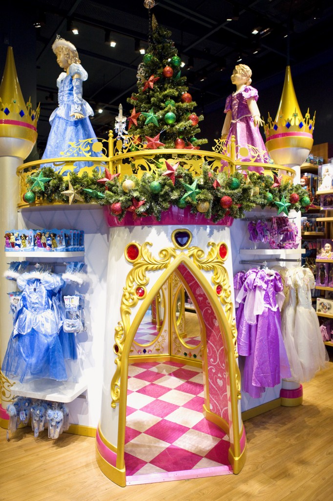 Hele Disney Store er pyntet til jul.