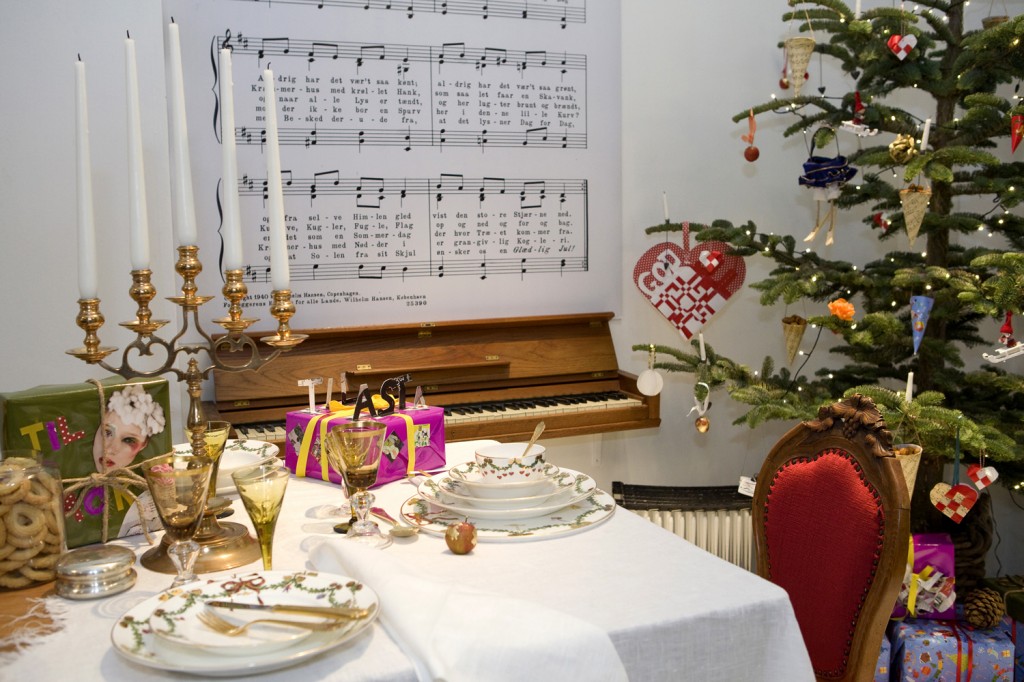 Danske julesanger er årets tema for julebordene. Hvert bord er inspirert av hver sin julesang.