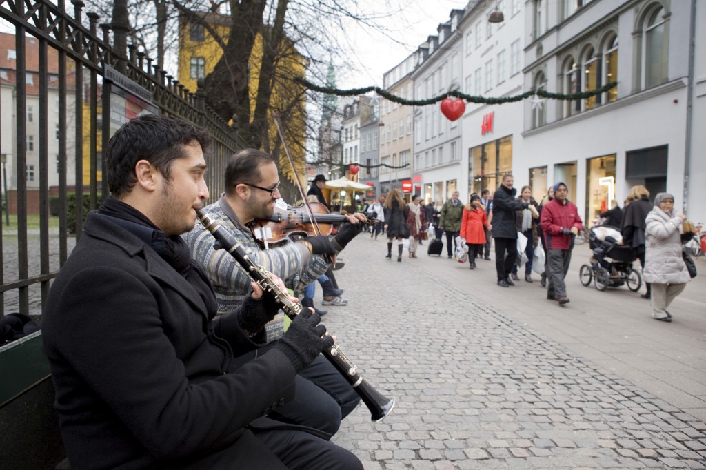 Gatemusikanter lager julestemning i Strøget