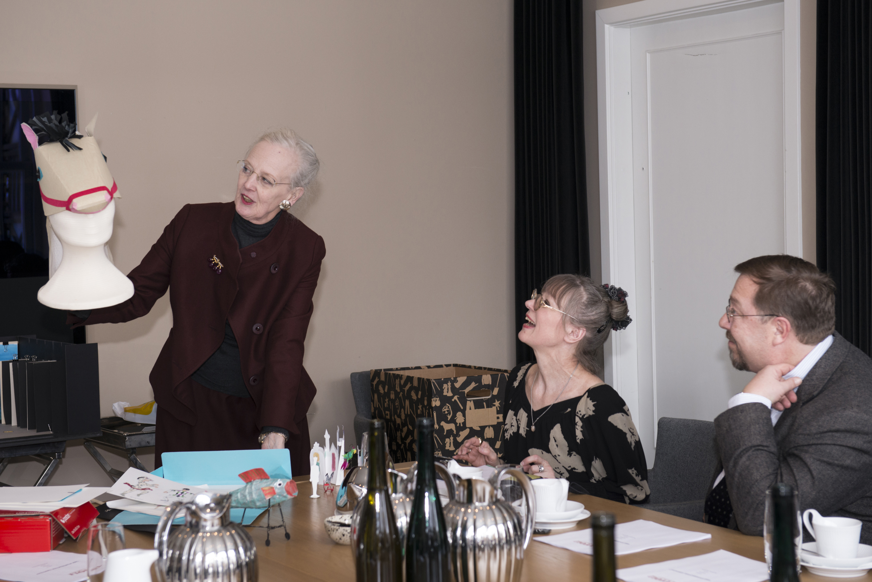 Dronning Margrethe jobber med scenografi til Den Standhaftige Tinsoldat. Foto Annett Ahrends
