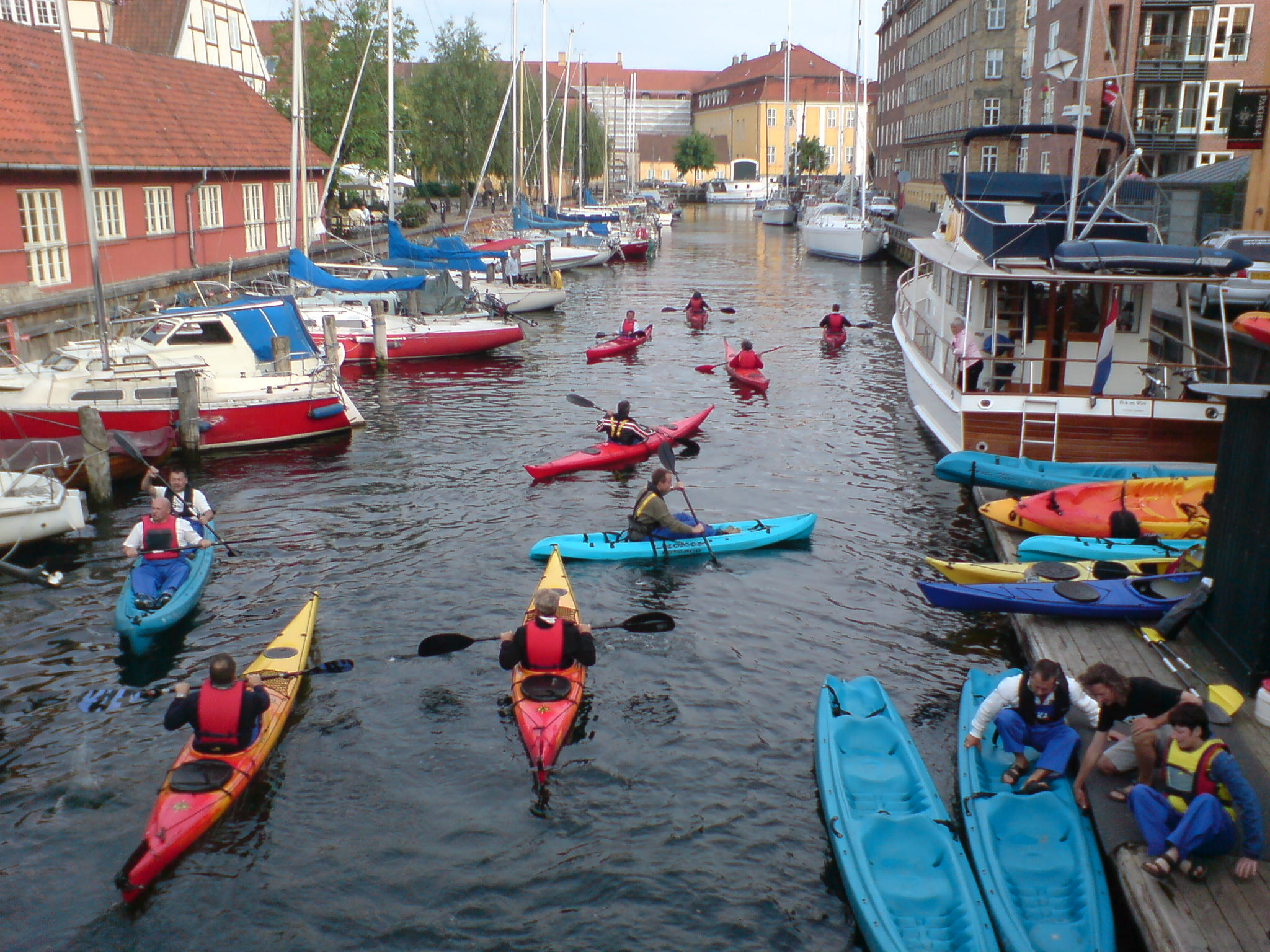 Københavns mange kanaler  er perfekt for padling.