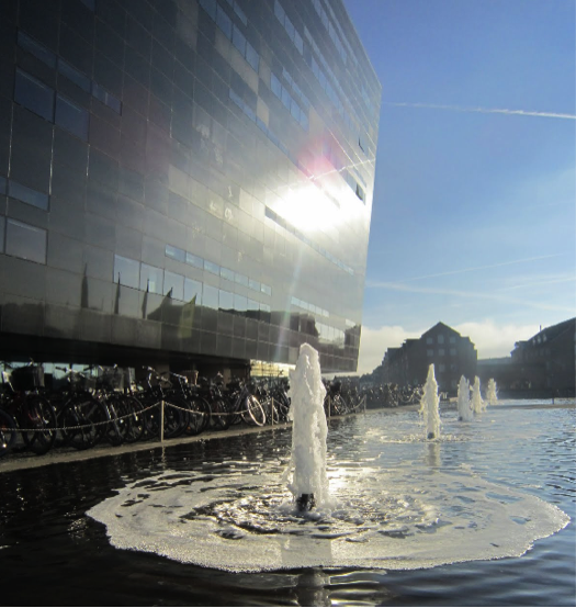 Den sorte diamant er det nyeste tilbygget til Det Kongelige Bibliotek på Slotsholmen. Bygningen er tegnet av arkitektfirmaet Schmidt Hammer Lassen Architects og åpnet for publikum 15. september 1999.