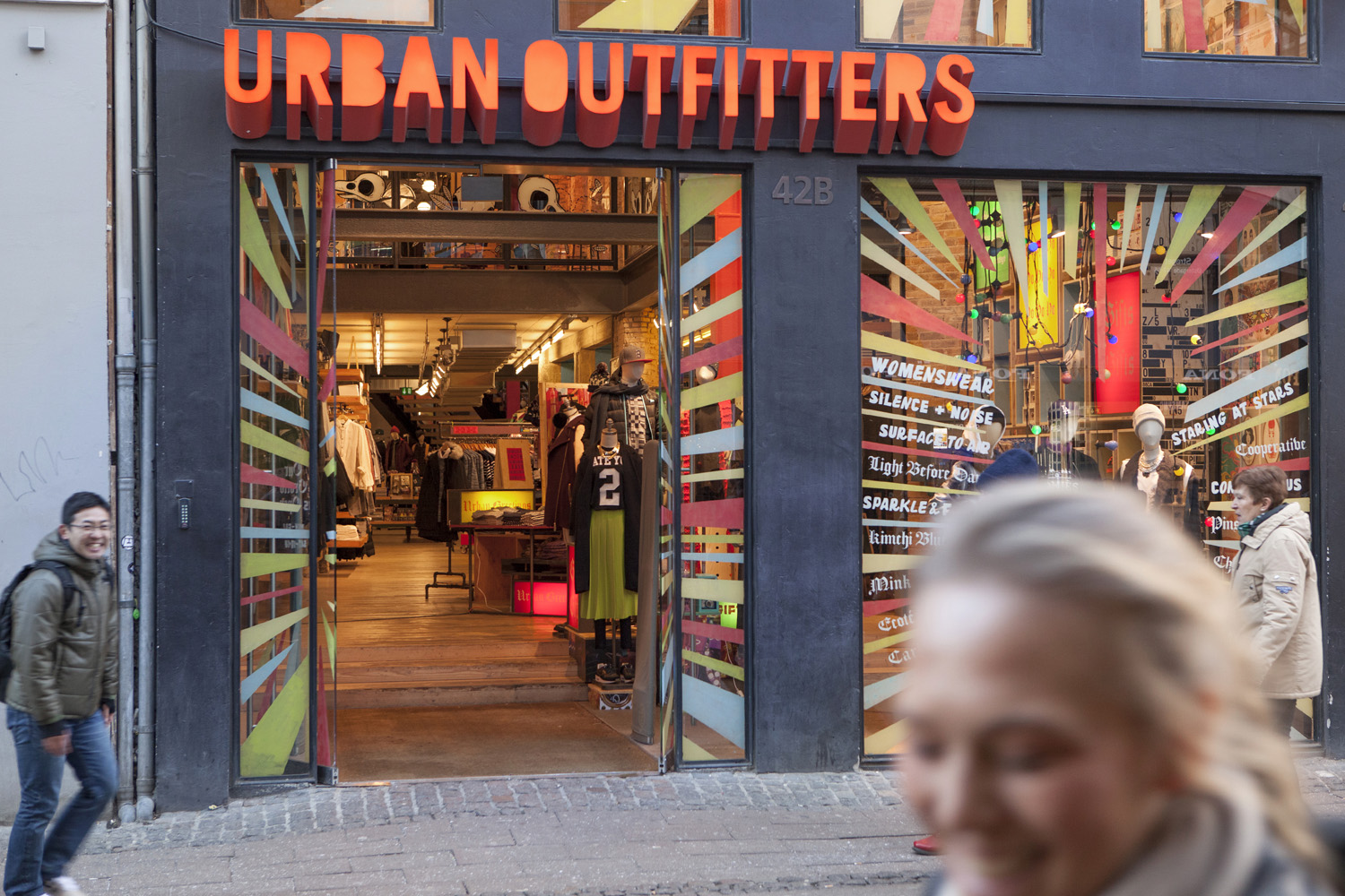 Urban Outfitters er populær blant unge nordmenn. Vi håper de snart etablerer seg i Norge, men enn så lenge shopper vi gjerne i København!