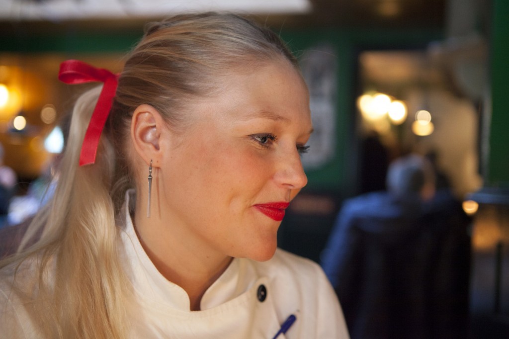 Resturantsjefen Katrine, forteller om Cap Horns historie og mat med stor entusiasme og innlevelse.