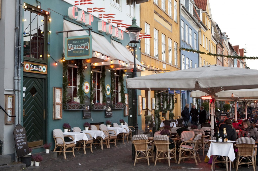 Den fine utserveringen og det fine inngangspartiet skinner om kapp med Nyhavns flotte fasade.