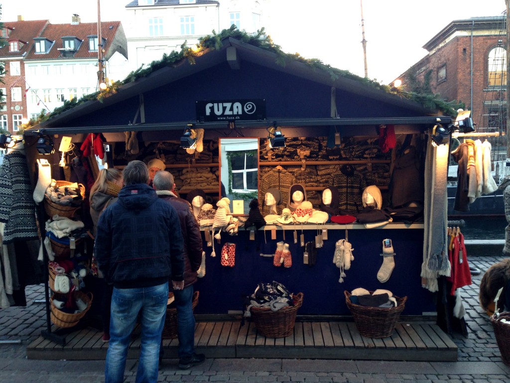 Julegaver, julemat og julepynt er noe av det du finner om du spaserer langs Nyhavn i desember. 
