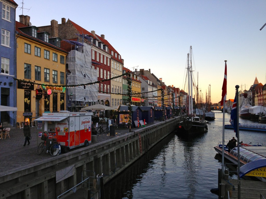 Julstemningen og skumringen er på plass i Nyhavn. 