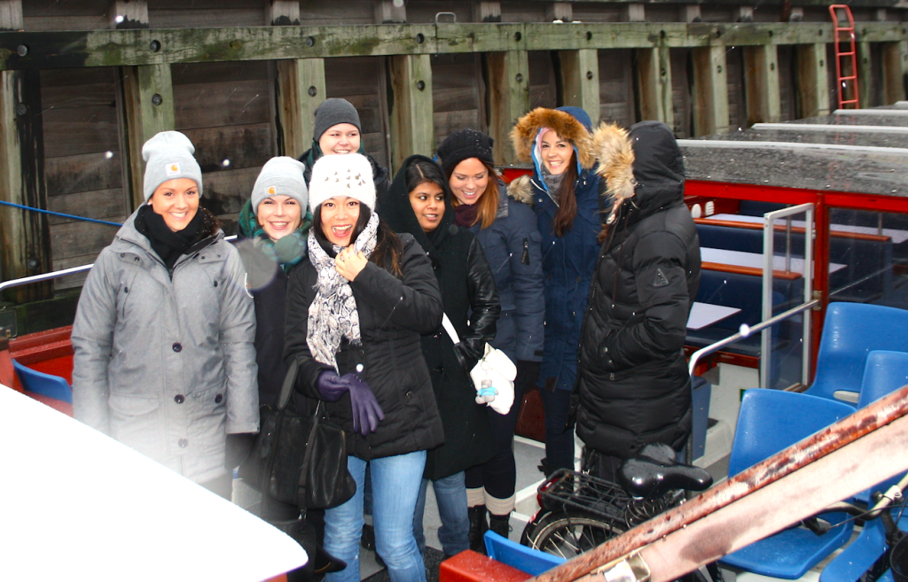En gjeng glade kolleger er skikkelige turister i København, og drar på kanalbåttur. Regnvær påvirker ikke humøret til denne gjengen. 