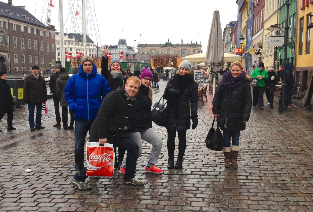 Denne gjengen har akkurat spist deilig varm lunsj på restaurant Cap Horn i Nyhavn. Nå er de klare for litt shopping!