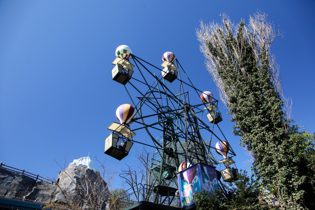 Ballongyngen er en Tivoli-klassiker for både store og små. Det kiler i magen når det gynger på toppen!