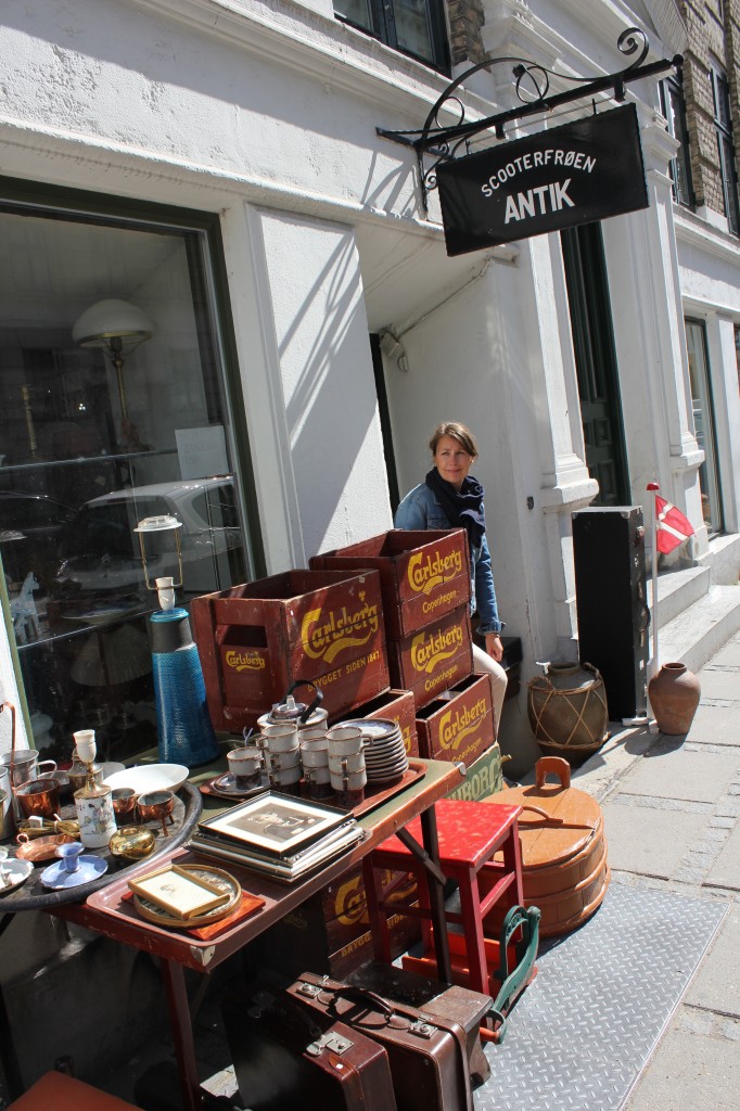 På Scooterfrøen antikk kunne vi kjøpe kaffekopper fra det danske forsvaret og andre snurrepiperier. Morsomt!