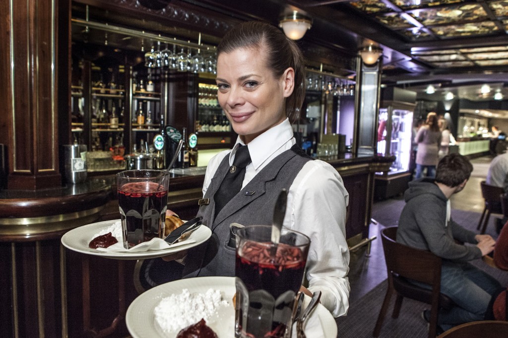 Nina Skejic er bartender om bord, og svinser og svanser både bak baren og ute på gulvet blant gjestene. 