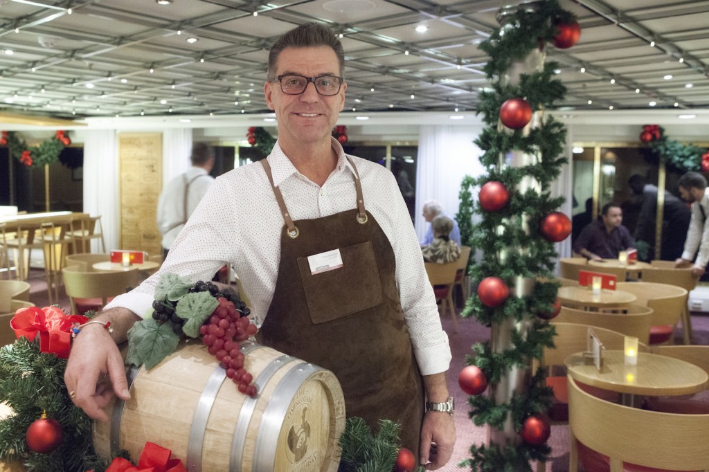 Peter Johansson er vinkonsulent i Red + White Wine Bar, og ansvarlig for å ha pyntet hele Crown! Han har jobbet om bord i 16 år, hvorav 12 som servitør. 
