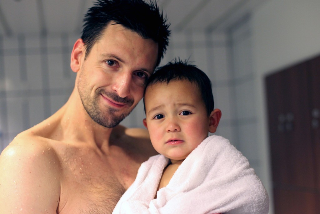 Far og sønn etter badet. 
