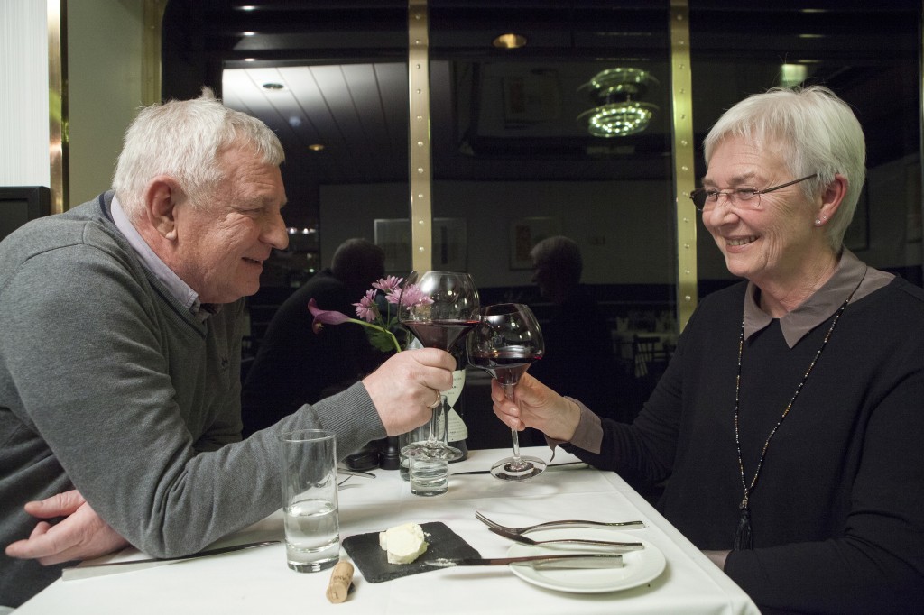 Her sitter Randi og Alf og koser seg med god vin mens de venter på maten. De er på svipptur opp og ned til København og synes det er et perfekt brudd i den vanlige hverdagen. De kan bekrefte at de har det akkurat så hyggelig som det ser ut som. :) 